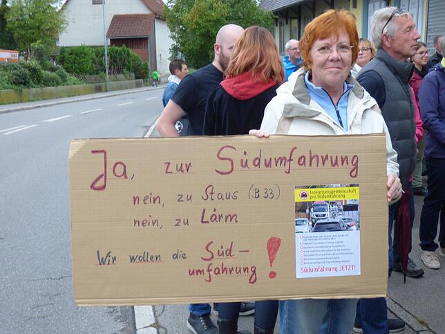„Wir dürfen keine Fenster offen lassen vor lauter Verkehr. Die Staus im Sommer waren arg.“ Hannelore Schmidt, vom Verkehr ...