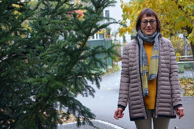 Claudia Rogg im Innenhof des Seniorenzentrums Wutöschingen – Sie weiß ihren Mann Friedrich jetzt gut aufgehoben.