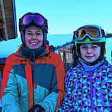 Sylvia Gaus und ihre Tochter Leonie aus Hardt freuen sich, dass sie endlch wieder Ski fahren können.