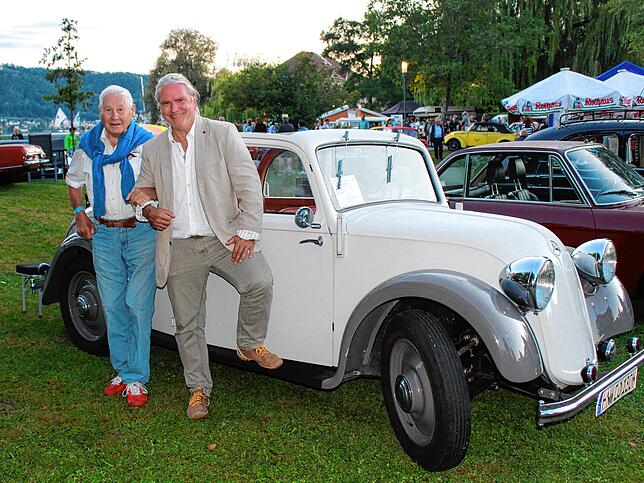 Besitzer Wilhelm Graf (links) und Fahrer Ralph Dommer mit ihrem Mercedes Cabrio Baujahr 1935. Der Motor ist hinten untergebracht. Bild: ...