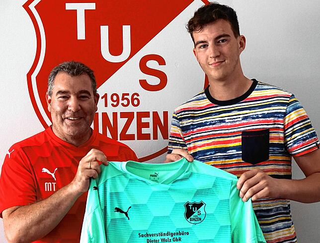 Ein Hüne fürs Tor: Sportchef Matthias Tschöp (links) begrüßt Torwart Niklas Zähringer beim TuS Binzen.