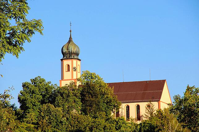 Die Kirche Maria Himmelfahrt in Degernau wurde in de Jahen 1712 und 1715 erbaut. Die Kirche auf dem Berg wird oft als ein Wahrzeichen ...