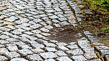 Der Weg zwischen altem und neuem Friedhof hat starke Setzungen und wird jetzt auf 30 Metern Länge saniert. Bild: Kommert