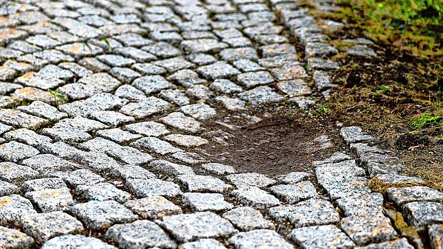 Der Weg zwischen altem und neuem Friedhof hat starke Setzungen und wird jetzt auf 30 Metern Länge saniert. Bild: Kommert