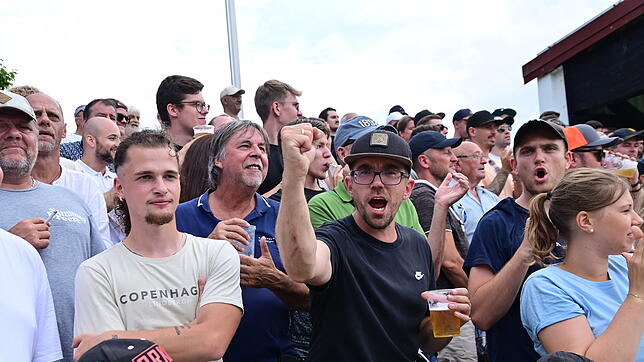 Dieses Bild zeigt die ganze Stimmungspalette beim Spiel der Villinger gegen Heidenheim. Anfeuernder und aufmunternder Jubel und ...