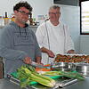 Pablo Amrein (l.), Prüfungsbester als Fachpraktiker Küche, mit Roland Zimmermann (r.) Ausbildungsleiter Küche bei der Wallbacher ...