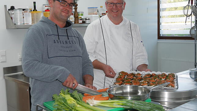 Pablo Amrein (l.), Prüfungsbester als Fachpraktiker Küche, mit Roland Zimmermann (r.) Ausbildungsleiter Küche bei der Wallbacher ...