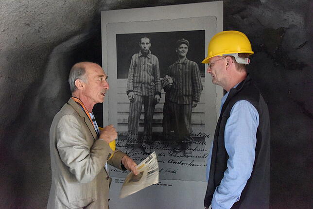 Oswald Burger und Sven Plöger vor dem Foto von zwei Häftlingen, denen die Flucht in die Schweiz gelang. Bei Überlingen im Goldbacher ...