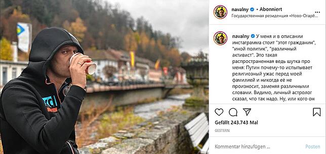 Alexej Nawalny trinkt am Ufer der Alb in St. Blasien einen Kaffee. Das Foto postete er diese Woche auf Instagram.