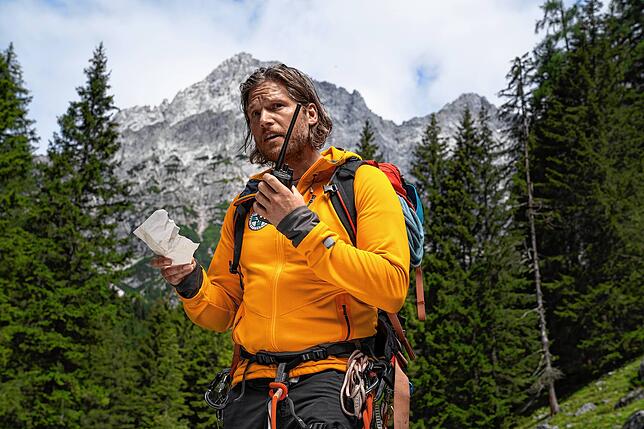 Szene aus „Die Bergretter“: Markus Kofler (Sebastian Ströbel) ist auf der Suche nach einer verletzten Person.