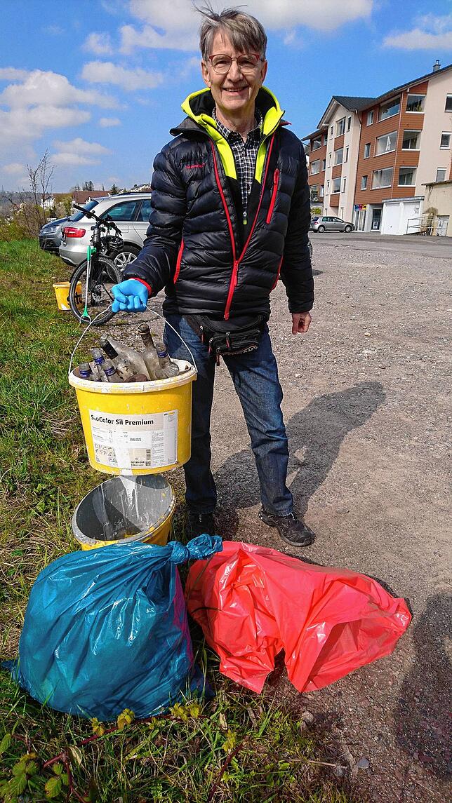 Andreas Otte sammelt am kommenden Samstag wieder mit der Kolpingfamilie Tiengen Müll. Das Foto entstand bei einer früheren Aktion im April.