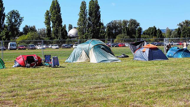 Bild 27: So sieht Vorfreude auf das Seenachtfest aus! Auf dem Konstanzer Flugplatz wird wieder gecampt