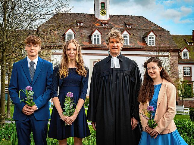 Konfirmation in der evangelischen Gesamtgemeinde Königsfeld. Auf dem Bild zu sehen sind (von links) Theo Lusebrink, Nila Kriehn, Pfarrer ...