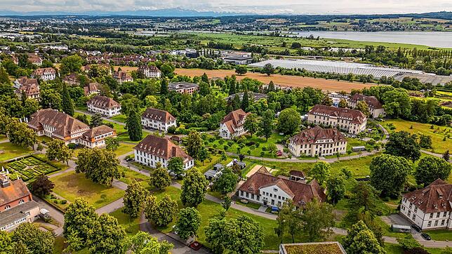 Bereits in der Kaiserzeit wurde das heutige Zentrum für Psychiatrie gegründet. Es steht auf dem Festland, gehört politisch aber zur ...