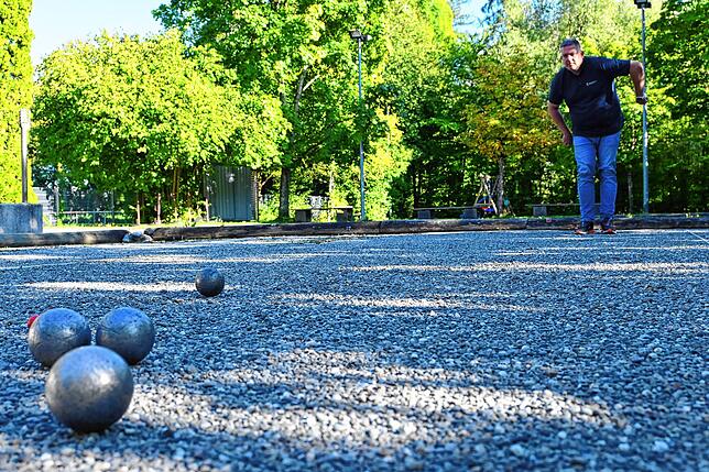 Dirk Olejnik, Vereinsvorsitzender der Boule-Freaks Überlingen, visiert sein Ziel an.
