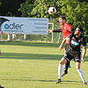 Hoch den Kopf: Der Rheinfelder Lionel Guy Schott (links) steigt gegen Josef Tohmaz in die Höhe. Am Ende verlor der FSV Rheinfelden mit 0:3.