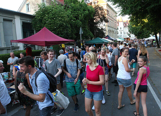 Typisch Konstanzer Flohmarkt: Die Stimmung ist vergnügt und die Konstanzer treffen Bekannte, die sie länger nicht gesehen haben.