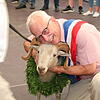 Der Gewinner und sein Bock: Klaus Danner freute sich riesig über den Gewinn des Bocks der 551. Chilbi.