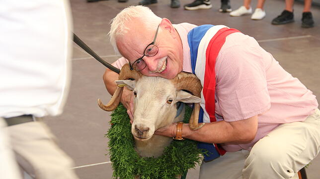 Der Gewinner und sein Bock: Klaus Danner freute sich riesig über den Gewinn des Bocks der 551. Chilbi.