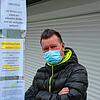 Oliver Krüger steht vor der Terrasse seines Bistros am Strandbad Litzelstetten &ndash; ihm ist der Ausschank von Alkohol untersagt. ...