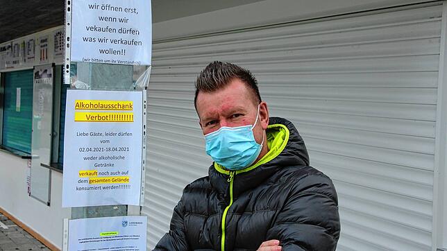 Oliver Krüger steht vor der Terrasse seines Bistros am Strandbad Litzelstetten &ndash; ihm ist der Ausschank von Alkohol untersagt. ...