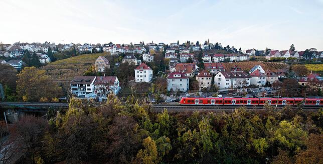 Ein Zug fährt in Stuttgart auf der Gäubahnstrecke, der sogenannten Panoramabahn im Stuttgarter Kessel. Ab 2025 könnte dieser ...