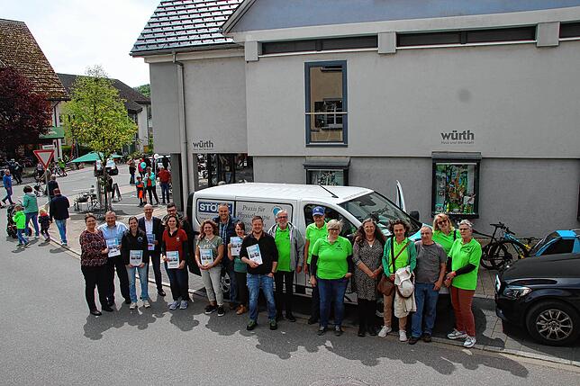 Ihr neues JA-Mobil stellten Vorstand und Helfer des JA-Vereins vor beim 34 Stühlinger Frühling, für die Sponsoren gab es eine Urkunde ...