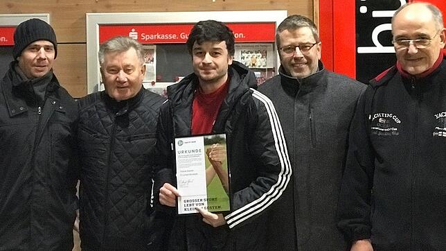 Ehrung: Thomas Wasmer vom FV Lörrach-Brombach III wurde mit dem Fair Play-Preis des Fußballbezirks Hochrhein ausgezeichnet. Von links: ...