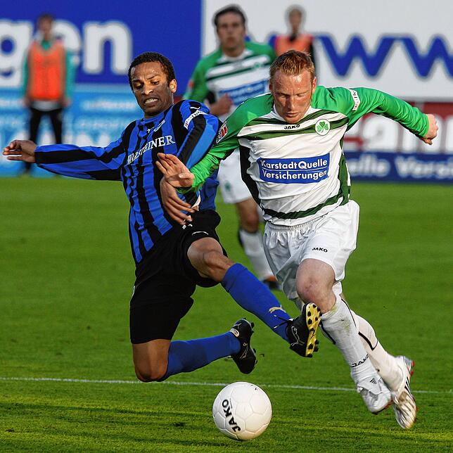 Im Jahr 2008 als Profi: Der Konstanzer David Fall (links) im Dress des SC Paderborn gegen Aleksandar Kotuljac von der SpVgg Greuther Fürth.