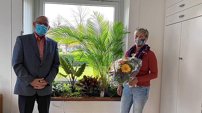 Seit 40 Jahren ist Veronika Kaiser-Gleichauf beim Zweckverband Pflegeheim Haus Wartenberg beschäftigt. Grund für eine Gratulation durch ...