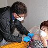 Irmgard Sutter erhält von Cornelius Neidhart ihre Biontech-Impfung im heimischen Wohnzimmer. Der Arzt verbringt derzeit seine Freizeit ...