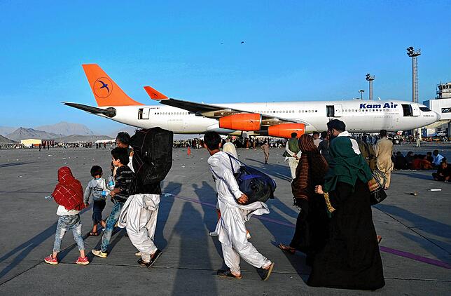 Afghanische Familien am Flughafen von Kabul. Ein Experte sieht wenig Chancen, dass noch Ortskräfte aus Afghanistan nach Deutschland ...