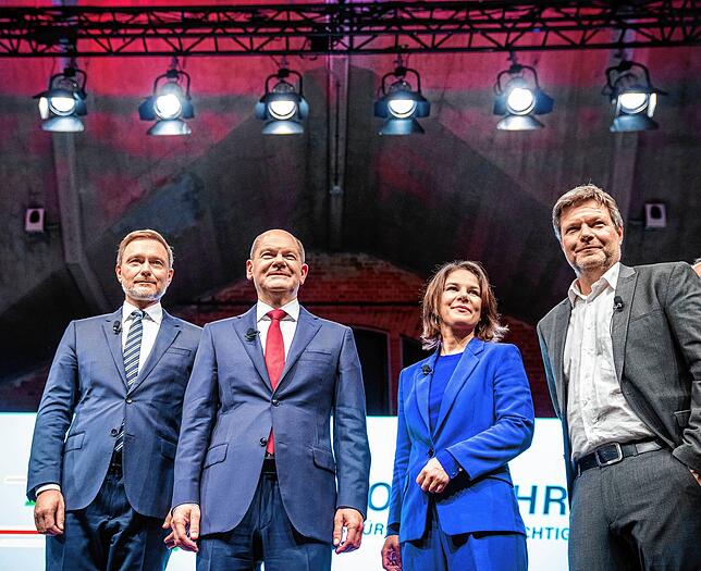 Christian Lindner, Olaf Scholz, Annalena Baerbock und Robert Habeck stellen auf einer Pressekonferenz den gemeinsamen Koalitionsvertrag ...