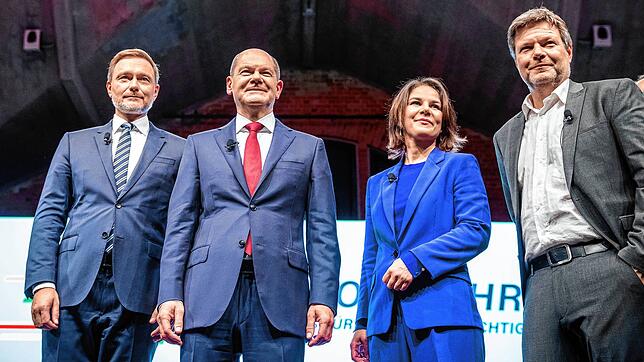 Christian Lindner, Olaf Scholz, Annalena Baerbock und Robert Habeck stellen auf einer Pressekonferenz den gemeinsamen Koalitionsvertrag ...