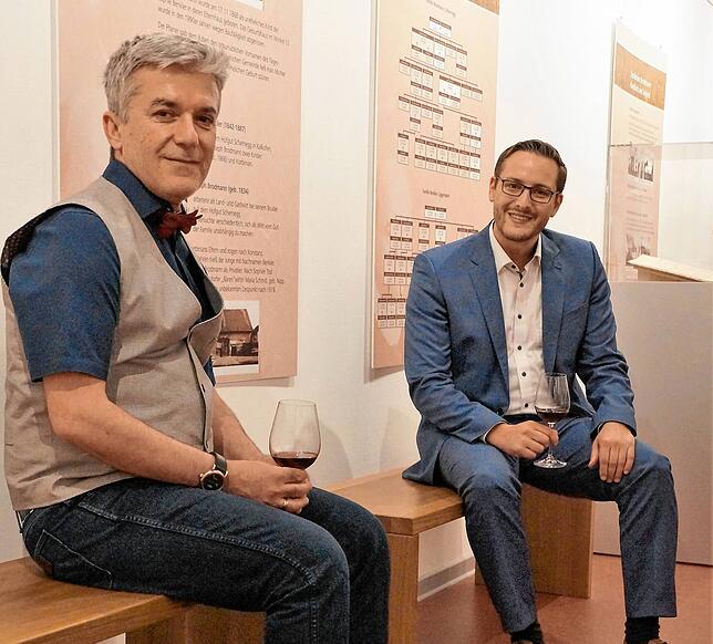Der neue Leiter des Korbinian-Brodmann-Museums Aram Bani und der Hohenfelser Bürgermeister Florian Zindeler in Liggersdorf beim ...
