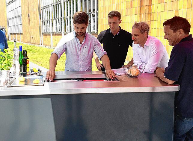 2017 präsentierten Andreas Nuber (links) und Felix Warrisch sowie ihr Betreuer Karl-Hermann Katzorek (rechts) beim HTWG-Sommerfest die ...