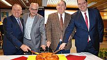 Die Fraktionssprecher des Löffinger Rats und der Bürgermeister schneiden gemeinsam die Neujahrsbrezel an &ndash; als Symbol für die ...