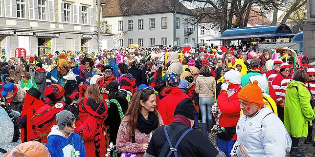(Archivbild) Auch der Konstanzer Münsterplatz ist am Schmotzigen Dunschtig 2023 mit phantasievoll gekleideten Mäschgerle gefüllt ...