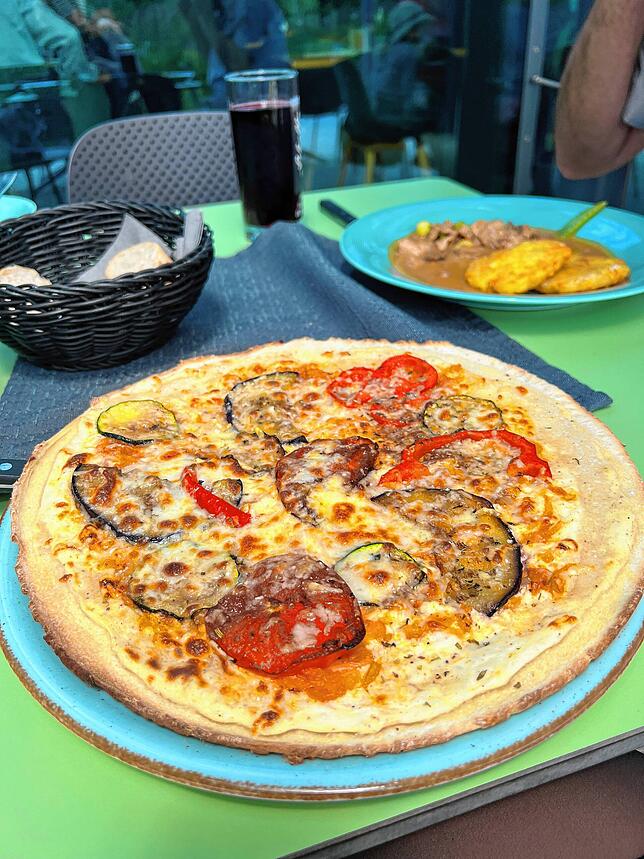 Sieht aus wie eine Pizza, ist aber ein Dünnele. Belegt ist das vegetarische Gericht mit Ratatouillegemüse: Paprika, Aubergine, Zucchini, ...