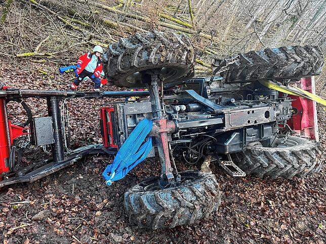 Bei Holzarbeiten ist ein Traktor den Hang abgerutscht. Das Bild zeigt das Ausmaß.