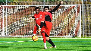 Kosta Tahtsides (rechts) für den SC Gottmadingen-Bietingen im Einsatz gegen den FC Paffenweiler (links Jallow Saja).