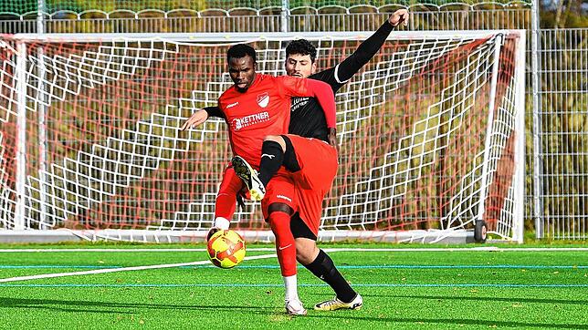 Kosta Tahtsides (rechts) für den SC Gottmadingen-Bietingen im Einsatz gegen den FC Paffenweiler (links Jallow Saja).