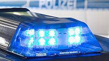 ARCHIV – Eine Blaulicht leuchtet am 27.07.2015 in Osnabrück (Niedersachsen) auf dem Dach eines Polizeiwagens. Im Hintergrund steht ein ...