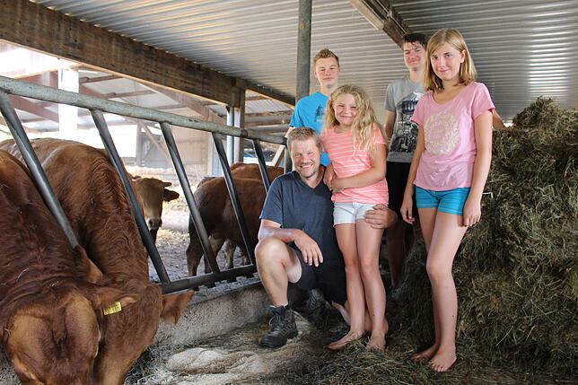 Auch Landwirt Christoph Meyer (von links), hier mit Vitus, Thora, Sascha und Jolina, spürt die Auswirkungen von Dürre und Trockenheit ...