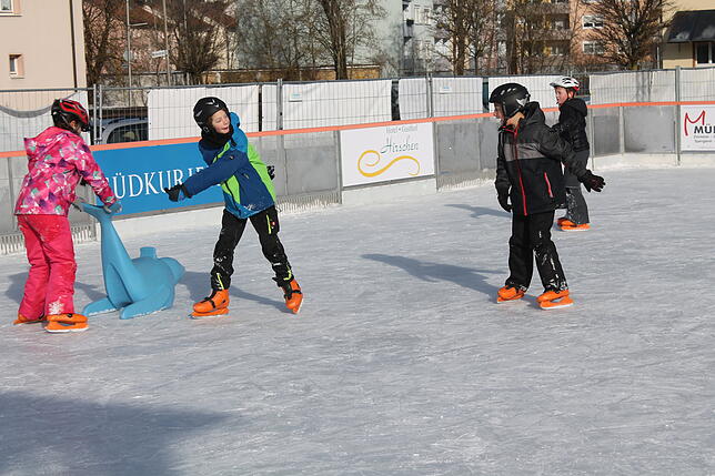 Bild 8: Reger Betrieb auf der Blumberger Eisbahn: Hier sind die schönsten Bilder unseres Fotografen!