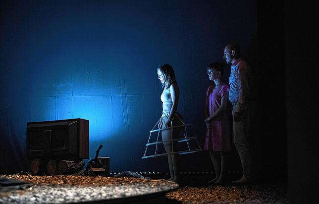 Gestatten: Mein Sohn, der Fernseher. Clara (Jana Alexia Rödiger) mit Harald (Patrick O. Beck) und Svenja (Sarah Siri Lee König, von ...