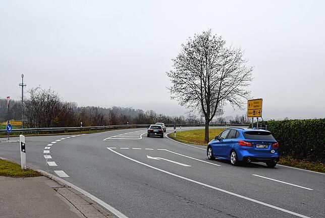 Die B34 am Ortsausgang von Espasingen und rechts die Abzweigung nach Bodman (K6102). Die B34 soll ab hier ortsauswärts ein Stück ...