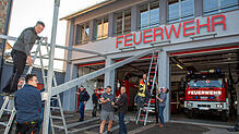 Die Gottmadinger Feuerwehr bereitet sich auf den Frühjahrsmarkt vor. Im und vor dem Gerätehaus finden die Besucher einen beliebten ...