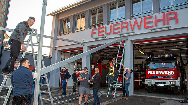 Die Gottmadinger Feuerwehr bereitet sich auf den Frühjahrsmarkt vor. Im und vor dem Gerätehaus finden die Besucher einen beliebten ...