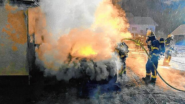 Eine starke Rauchentwicklung zog der Fahrzeugbrand in Lengenfeld nach sich.